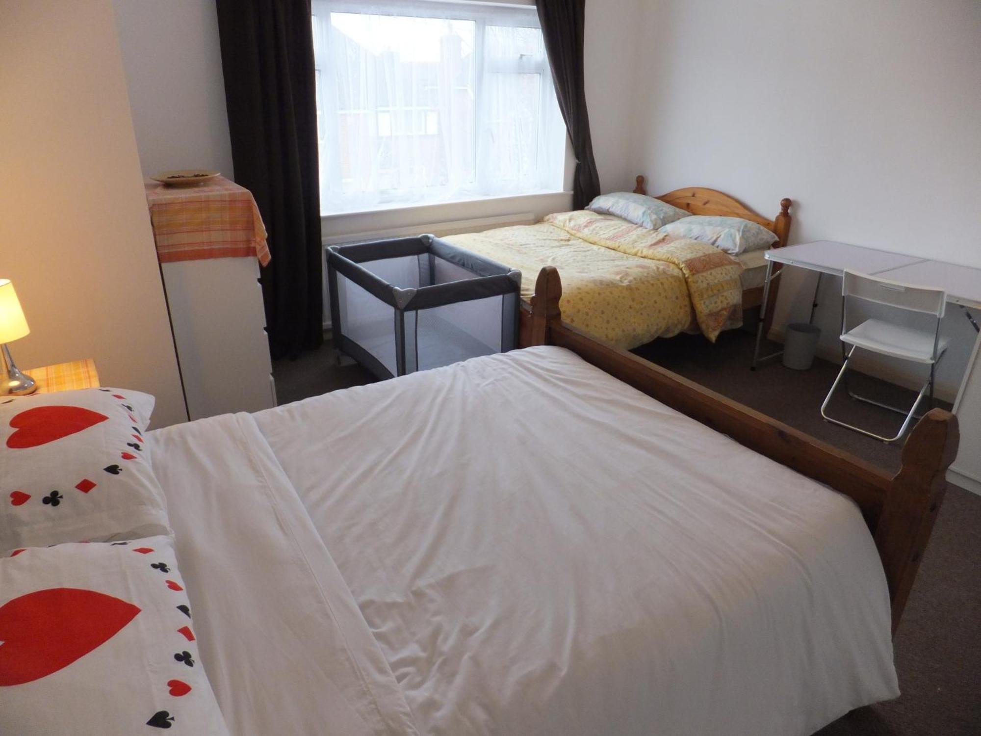 Many Worlds Meet: Spacious Family Stay near Wimbledon & London Croydon Exterior photo
